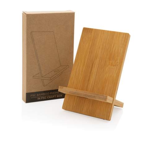 Support de téléphone en bambou certifié FSC® 100. Le support est doté d'un trou permettant de connecter un câble de chargement afin de pouvoir recharger facilement le téléphone tout en utilisant le support. Emballé dans une boîte kraft FSC mix qui passe facilement dans la boîte aux lettres.<br /><br />PVC free: true