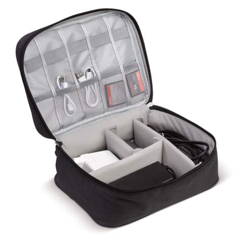 Cette trousse de rangement vous propose de vous aider afin de gérer le nombre croissant de câbles, chargeurs, cartes mémoire et autres éléments électroniques que nous emportons lors d’un voyage. Elle est rembourrée pour protéger les objets sensibles.