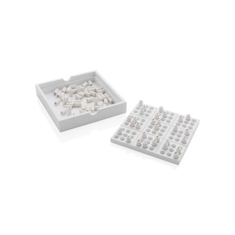 Met dit FSC® gecertificeerde houten Sudoku spel heb je urenlang speelplezier! Het hele spel is gemaakt van hout inclusief de pinnen en wordt geleverd met een massief houten hoes om de stukken te beschermen. Wordt geleverd met gemakkelijk te begrijpen regels voor het spelen en oplossen van Sudoku-puzzels. Een puzzel kan 20 minuten tot 2 uur duren, afhankelijk van je ervaring. Wordt geleverd in FSC®-gecertificeerde kraftdoos.