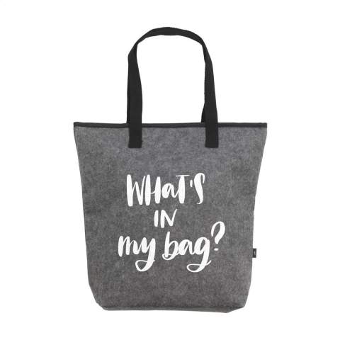 WoW! Großzügige Kühltasche aus RPET Filz. Mit isolierendem Aluminium-Innenraum. Dieser Shopper hat einen praktischen Klettverschluss und Trageschlaufen. Sehr gut geeignet für den Transport von Tiefkühlprodukten. GRS-zertifiziert. Gesamtes recyceltes Material: 75%. Fassungsvermögen ca. 15 Liter.