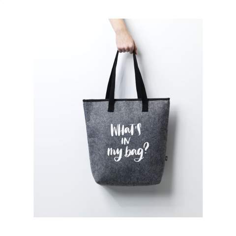 WoW! Großzügige Kühltasche aus RPET Filz. Mit isolierendem Aluminium-Innenraum. Dieser Shopper hat einen praktischen Klettverschluss und Trageschlaufen. Sehr gut geeignet für den Transport von Tiefkühlprodukten. GRS-zertifiziert. Gesamtes recyceltes Material: 75%. Fassungsvermögen ca. 15 Liter.