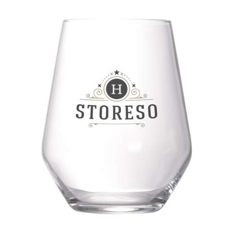 Hochwertiges Wasserglas mit stabilem Boden. Die moderne Form strahlt Stil und Klasse aus. Ein vielseitiges Glas, das auch für Softdrinks, Whiskey oder andere alkoholische Getränke geeignet ist. Fassungsvermögen: 400 ml.