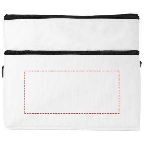 Le sac isotherme Oslo vous permet d'avoir des boissons et des en-cas réfrigérés à tout moment et en tout lieu. Le sac isotherme comporte deux compartiments séparés à fermeture zippée. La partie supérieure est parfaite pour ranger les petits en-cas, et la partie inférieure est idéale pour les produits d'épicerie plus volumineux. La bandoulière est réglable, de sorte que le sac est facile à porter par tous. Le sac isotherme est composé de 600D de polyester, un tissu résistant et durable.