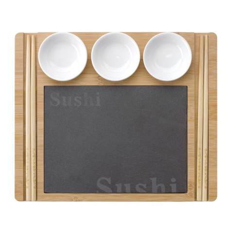 Sushi-Brett für zwei Personen, bestehend aus einem hölzernen Serviertablett mit einer Sushi-Platte aus Schiefer. Wird mit zwei Sets Essstäbchen und drei Keramikschalen geliefert.