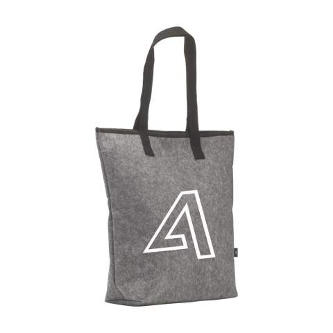 WoW! Großzügige Kühltasche aus RPET Filz. Mit isolierendem Aluminium-Innenraum. Dieser Shopper hat einen praktischen Klettverschluss und Trageschlaufen. Sehr gut geeignet für den Transport von Tiefkühlprodukten. GRS-zertifiziert. Gesamtes recyceltes Material: 75%. Fassungsvermögen ca. 15 Liter.