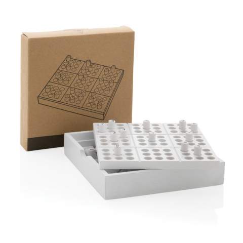 Jeu de Sudoku en bois certifié FSC® pour jouer pendant des heures ! Le jeu est entièrement fabriqué en bois ainsi que les chevilles, et est livré avec un couvercle en bois massif pour protéger les pièces. Il est livré avec des règles faciles à comprendre pour jouer et résoudre les puzzles Sudoku. Un puzzle peut prendre de 20 minutes à 2 heures à compléter selon votre expérience. Livré dans une boîte kraft certifiée FSC.