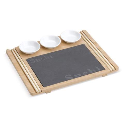 Sushi-Brett für zwei Personen, bestehend aus einem hölzernen Serviertablett mit einer Sushi-Platte aus Schiefer. Wird mit zwei Sets Essstäbchen und drei Keramikschalen geliefert.