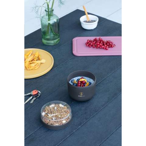 Plastic yoghurt cup from Brabantia. Fill this cup with your favourite to-go breakfast and eat the most important meal of the day at work, at school, on the train or wherever you want. The cup has two compartments that can be separated with a twist. The upper, transparent container (180 ml) is perfect for nuts, seeds, granola or fresh fruit. The cup (500 ml) has a large opening and is easy to fill with yoghurt or quark. This breakfast bowl is leak proof and suitable for the microwave, freezer and dishwasher. Washing by hand is recommended to preserve the imprint. 100% recyclable. With a 5-year manufacturer's warranty.
