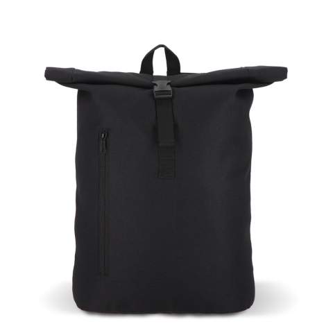 Dieser praktische Rucksack im trendigen Rolltop-Design ist aus recyceltem PET gefertigt. Er verfügt über verstellbare, gepolsterte Schultergurte, einen Griff an der Oberseite und eine Reißverschlusstasche auf der Vorderseite, die sich ideal für kleinere Utensilien eignet.