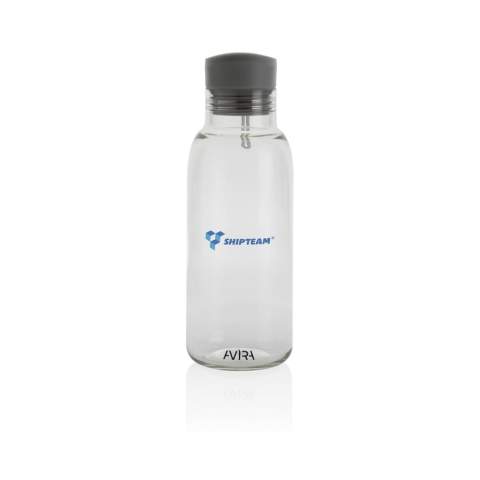 Die Atik-Flasche ist hervorragend, wenn Sie Wert auf leichte Tragbarkeit und minimalistisches Design legen. Der Flaschenkörper besteht zu 100% aus RCS-zertifiziertem RPET. Die RCS-Zertifizierung gewährleistet eine vollständig zertifizierte Lieferkette der recycelten Materialien. Nur Handwäsche. Dieses Produkt ist nur für kalte Getränke geeignet. Gesamter Recyclinganteil: 82% basierend auf dem Gesamtgewicht des Artikels. BPA-frei. Fassungsvermögen 500ml. Inklusive FSC®-zertifizierter Kraftverpackung. Verwandeln Sie die Box doch in einen Telefonhalter, Bleistifthalter oder Blumentopf!