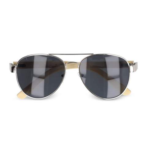 Zonnebril in klassieke aviator-stijl met bamboe poten. Het lichte bamboe biedt een comfortabele pasvorm, terwijl de UV-400-beschermde lenzen uw ogen beschermen tegen de zon.