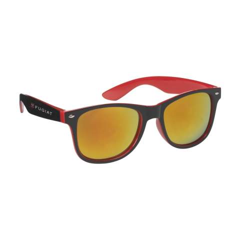 Opvallende zonnebril met spiegelglazen. In het montuur komen twee kleuren samen. De kleur van het glas matcht perfect met de kleur in het montuur. Met UV 400 bescherming (volgens Europese normen).