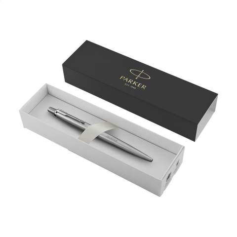 Blau schreibender Kugelschreiber der Marke Parker. Mit matter Edelstahlhülle und einem ikonischen Pfeilclip. Ausgestattet mit einer Parker-Mine für ein geschmeidiges Schreibgefühl. Ein elegantes und funktionales Schreibgerät, perfekt für den täglichen Gebrauch. Geliefert in einer Parker-Geschenkbox. Hergestellt in Europa. Verpackt pro Stück.