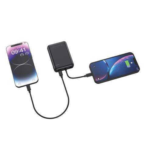 Lernen Sie den neuen Standard für tragbare Ladegeräte kennen. Fullerton ist eine 10.000mAh Powerbank, mit der Sie all Ihre mobilen Geräte mit Höchstgeschwindigkeit aufladen können. Fullerton lädt nicht nur mit Höchstgeschwindigkeit, sondern bietet auch die schnellstmögliche Möglichkeit, die Powerbank selbst wieder aufzuladen. Fullerton verfügt über einen doppelten USB-Ausgang, sodass Sie zwei Geräte gleichzeitig aufladen können. Eines über einen Type-C-Port und eines über ein Type-C-Kabel. Beide bieten superschnelles PD-Laden mit bis zu 20W. Fullerton wird aus RCS (Recycled Claim Standard) zertifiziert recyceltem ABS und PC hergestellt. Gesamter recycelter Inhalt: 20% basierend auf dem Gesamtgewicht des Artikels. Urban Vitamin-Artikel werden ohne PVC hergestellt und in kunststoffreduzierten Verpackungen verpackt.<br /><br />PowerbankCapacity: 10000<br />PVC free: true