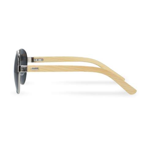 Zonnebril in klassieke aviator-stijl met bamboe poten. Het lichte bamboe biedt een comfortabele pasvorm, terwijl de UV-400-beschermde lenzen uw ogen beschermen tegen de zon.