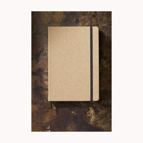 Milieuvriendelijk, A5 formaat notitieboekje van kurk. Met ca. 80 vel/160 pagina's crèmekleurig, gelinieerd papier (70 g/m²). Met handige penlus, sluitelastiek en leeslint.