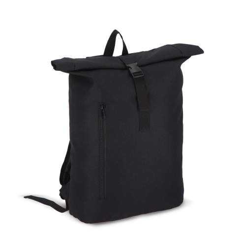 Dieser praktische Rucksack im trendigen Rolltop-Design ist aus recyceltem PET gefertigt. Er verfügt über verstellbare, gepolsterte Schultergurte, einen Griff an der Oberseite und eine Reißverschlusstasche auf der Vorderseite, die sich ideal für kleinere Utensilien eignet.