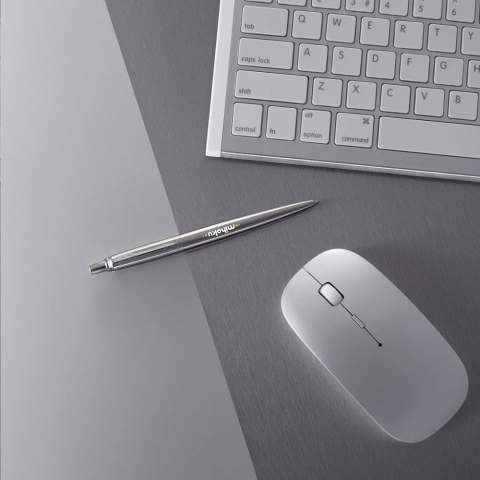 Blau schreibender Kugelschreiber der Marke Parker. Mit matter Edelstahlhülle und einem ikonischen Pfeilclip. Ausgestattet mit einer Parker-Mine für ein geschmeidiges Schreibgefühl. Ein elegantes und funktionales Schreibgerät, perfekt für den täglichen Gebrauch. Geliefert in einer Parker-Geschenkbox. Hergestellt in Europa. Verpackt pro Stück.