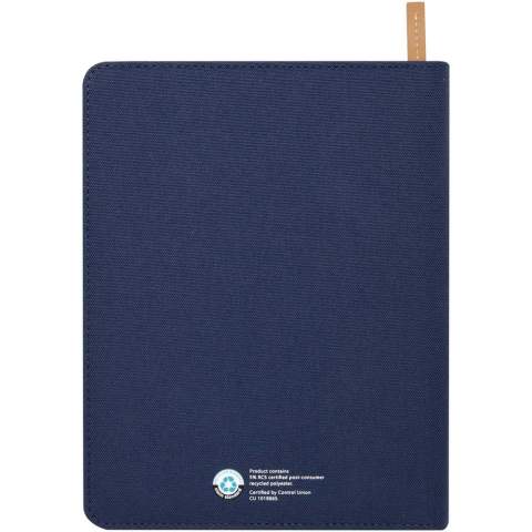 Le porte-document Nomumi A5 avec coins arrondis constitue un accessoire de bureau pratique en plastique recyclé. Comprend 64 feuilles lignées de couleur crème de 80 g/m2, une fermeture à glissière, une boucle pour stylo et une pochette accordéon.