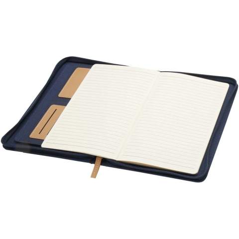 Le porte-document Nomumi A5 avec coins arrondis constitue un accessoire de bureau pratique en plastique recyclé. Comprend 64 feuilles lignées de couleur crème de 80 g/m2, une fermeture à glissière, une boucle pour stylo et une pochette accordéon.