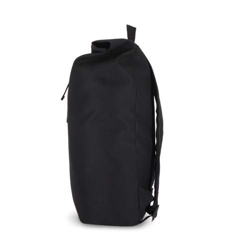Dieser praktische Rucksack im trendigen Rolltop-Design ist aus recyceltem PET gefertigt. Er verfügt über verstellbare, gepolsterte Schultergurte, einen Griff an der Oberseite und eine Reißverschlusstasche auf der Vorderseite, die sich ideal für kleinere Utensilien eignet.