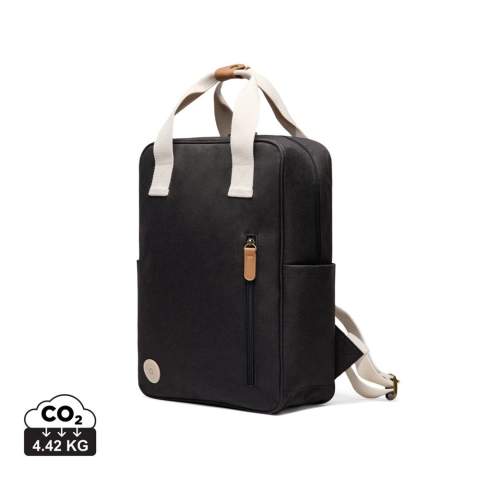 Restez léger avec ce sac à dos classique mais subtilement sportif, fabriqué en polyester recyclé certifié RCS et agrémenté de détails contrastés. Le sac à dos est doté d'une poche frontale zippée pratique et de deux poches latérales ouvertes pour un accès facile. À l'intérieur du compartiment principal spacieux se trouve une poche plus petite, conçue pour faciliter l'organisation. Les détails métalliques en laiton antique ajoutent une touche raffinée. Certifié par RCS (Recycled Claim Standard), la certification RCS garantit que l'ensemble de la chaîne d'approvisionnement en matériaux recyclés est certifiée. Le contenu recyclé total est basé sur le poids total du produit. Ce produit contient 10 % de polyester recyclé certifié RCS.