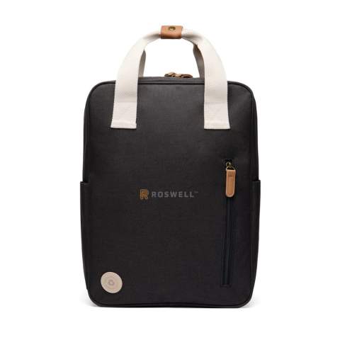 Restez léger avec ce sac à dos classique mais subtilement sportif, fabriqué en polyester recyclé certifié RCS et agrémenté de détails contrastés. Le sac à dos est doté d'une poche frontale zippée pratique et de deux poches latérales ouvertes pour un accès facile. À l'intérieur du compartiment principal spacieux se trouve une poche plus petite, conçue pour faciliter l'organisation. Les détails métalliques en laiton antique ajoutent une touche raffinée. Certifié par RCS (Recycled Claim Standard), la certification RCS garantit que l'ensemble de la chaîne d'approvisionnement en matériaux recyclés est certifiée. Le contenu recyclé total est basé sur le poids total du produit. Ce produit contient 10 % de polyester recyclé certifié RCS.