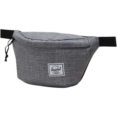 Der Herschel Classic™ Hüfttasche ist aus EcoSystem™ 600D Stoff gefertigt, das zu 100% aus recycelten Wasserflaschen besteht. Sie ist mit einem Reißverschluss versehen und die glatten, verstellbaren Gurtbänder sorgen für eine komfortable Reise mit freien Händen.
