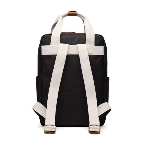 Restez léger avec ce sac à dos classique mais subtilement sportif, fabriqué en polyester recyclé certifié RCS et agrémenté de détails contrastés. Le sac à dos est doté d'une poche frontale zippée pratique et de deux poches latérales ouvertes pour un accès facile. À l'intérieur du compartiment principal spacieux se trouve une poche plus petite, conçue pour faciliter l'organisation. Les détails métalliques en laiton antique ajoutent une touche raffinée. Certifié par RCS (Recycled Claim Standard), la certification RCS garantit que l'ensemble de la chaîne d'approvisionnement en matériaux recyclés est certifiée. Le contenu recyclé total est basé sur le poids total du produit. Ce produit contient 10 % de polyester recyclé certifié RCS.