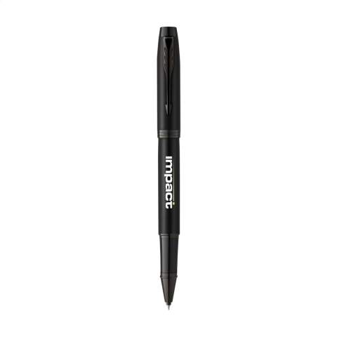 Stylo roller à encre noire de la marque Parker. Avec une forme élancée et conique et un design exclusif. Le corps en acier inoxydable avec un revêtement PVD mat donne à ce roller un style moderne et puissant. Magnifiquement combiné avec des éléments brillants noirs. Avec capuchon amovible et clip à flèche iconique. La pointe roller et la recharge gel bleue à séchage rapide assurent une expérience d’écriture fluide. Idéal comme cadeau personnel et parfait pour un usage quotidien. Livré dans une boîte-cadeau Parker. Fabriqué en Europe. Emballage par pièce.