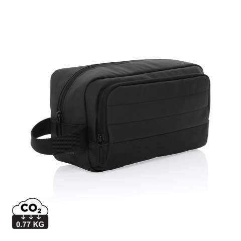 Gardez vos articles de toilette élégamment rangés et bien organisés lorsque vous êtes en déplacement. Avec un compartiment principal spacieux qui offre suffisamment d'espace pour ranger vos articles de toilette essentiels. Une poche frontale zippée offre un espace de rangement supplémentaire pour les petites nécessités. Avec le traceur AWARE™ qui valide l'utilisation authentique de matériaux recyclés. 2 % des recettes de chaque produit Aware™ vendu seront reversés à Water.org. Sans PVC.<br /><br />PVC free: true