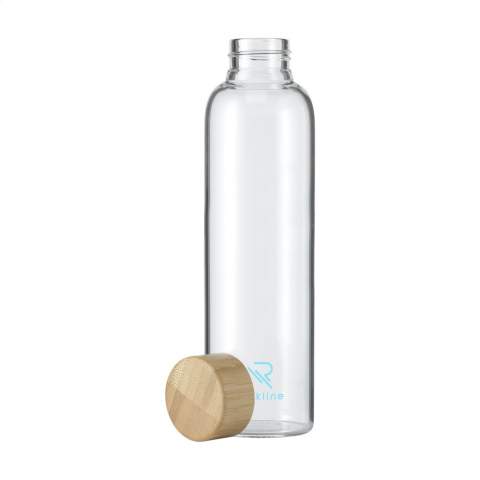 Schlanke, umweltfreundliche und auslaufsichere Wasserflasche aus nachhaltigem Borosilikatglas mit Bambus-Schraubverschluss und Jutehülle. Ausnahme des Schraubverschlusses spülmaschinenfest. Fassungsvermögen: 500 ml. Wird einzeln in einem Kraftkarton geliefert.