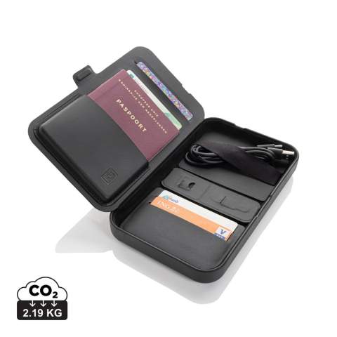 Étui de voyage à coque rigide avec chargeur sans fil 3-en-1 intégré, fabriqué en PU recyclé RCS Contenu recyclé total :5 % sur la base du poids total de l'article.La certification RCS garantit une chaîne d'approvisionnement entièrement certifiée pour les matériaux recyclés. L'étui est équipé d'un chargeur sans fil magnétique de 15 W et d'un chargeur sans fil supplémentaire de 5 W adapté aux boîtiers d'écouteurs ou à d'autres petits appareils rechargeables sans fil, ainsi que d'un chargeur sans fil de 2,5 W pour les smartwatches (montres Apple uniquement). Parfait pour transporter tous vos objets de valeur et recharger tous vos appareils. À l'intérieur se trouve également un petit portefeuille magnétique qui peut être retiré. Câble TPE de 120 cm inclus. Emballé dans un emballage FSC® mix. Article et accessoires 100% sans PVC. Entrée minimale : 9V/3A pour une utilisation optimale. Sortie : Téléphone : 9V/1.1A ; 9V/1.67 A/(15W), Ecouteurs : 5V/1A (5W), Montre : 5V/0.5A.<br /><br />WirelessCharging: true<br />PVC free: true