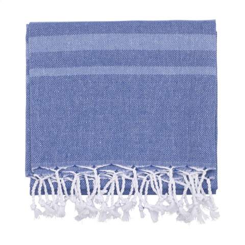 Een multifunctionele hamam handdoek van Oxious. Gemaakt van 50% Oekotex gecertificeerd katoen en 50% gerecycled industrieel textielafval (140 g/m²). Vibe colour is een heerlijk zacht en stijlvol doek met een stoer streeppatroon. Prachtig als shawl, kleed op de bank, luxe (hamam)doek of handdoek. Het doek is handgemaakt. Vibe staat symbool voor een ontspanning in een gezellige sfeer en omgeving.  Deze mooie, zachte doeken worden gemaakt door lokale vrouwen in een klein dorpje in Turkije. Zij werken daar in een sociale context, met ruimte voor groei en ontwikkeling. De doeken zijn handgemaakt met liefde en zorg voor het milieu. Met een product uit de Oxious collectie kan het pure genieten beginnen. Optioneel: Per stuk in kraft envelop en/of met kraft sleeve.
