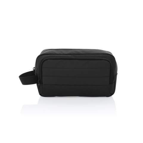 Gardez vos articles de toilette élégamment rangés et bien organisés lorsque vous êtes en déplacement. Avec un compartiment principal spacieux qui offre suffisamment d'espace pour ranger vos articles de toilette essentiels. Une poche frontale zippée offre un espace de rangement supplémentaire pour les petites nécessités. Avec le traceur AWARE™ qui valide l'utilisation authentique de matériaux recyclés. 2 % des recettes de chaque produit Aware™ vendu seront reversés à Water.org. Sans PVC.<br /><br />PVC free: true