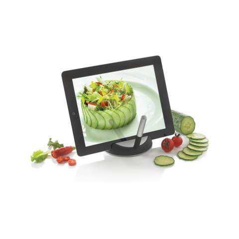 Chef is the tablet stand for all modern and creative chefs. The sturdy touch pen makes it easy to use your tablet under steamy kitchen circumstances without leaving any traces of food on your tablet. Registered design®