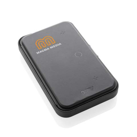 Étui de voyage à coque rigide avec chargeur sans fil 3-en-1 intégré, fabriqué en PU recyclé RCS Contenu recyclé total :5 % sur la base du poids total de l'article.La certification RCS garantit une chaîne d'approvisionnement entièrement certifiée pour les matériaux recyclés. L'étui est équipé d'un chargeur sans fil magnétique de 15 W et d'un chargeur sans fil supplémentaire de 5 W adapté aux boîtiers d'écouteurs ou à d'autres petits appareils rechargeables sans fil, ainsi que d'un chargeur sans fil de 2,5 W pour les smartwatches (montres Apple uniquement). Parfait pour transporter tous vos objets de valeur et recharger tous vos appareils. À l'intérieur se trouve également un petit portefeuille magnétique qui peut être retiré. Câble TPE de 120 cm inclus. Emballé dans un emballage FSC® mix. Article et accessoires 100% sans PVC. Entrée minimale : 9V/3A pour une utilisation optimale. Sortie : Téléphone : 9V/1.1A ; 9V/1.67 A/(15W), Ecouteurs : 5V/1A (5W), Montre : 5V/0.5A.<br /><br />WirelessCharging: true<br />PVC free: true