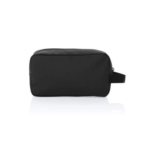 Gardez vos articles de toilette élégamment rangés et bien organisés lorsque vous êtes en déplacement. Avec un compartiment principal spacieux qui offre suffisamment d'espace pour ranger vos articles de toilette essentiels. Une poche frontale zippée offre un espace de rangement supplémentaire pour les petites nécessités. Avec le traceur AWARE™ qui valide l'utilisation authentique de matériaux recyclés. 2 % des recettes de chaque produit Aware™ vendu seront reversés à Water.org. Sans PVC.<br /><br />PVC free: true