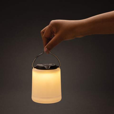 Lampe de table portable rechargeable en plastique recyclé Limio RCS est une solution d'éclairage polyvalente pour l'intérieur et l'extérieur. Conçue pour être posée sur une table ou suspendue selon les besoins, elle est dotée d'une batterie rechargeable alimentée par USB-C, offrant jusqu'à 4 heures d'éclairage et se rechargeant complètement en seulement 2 heures. La lumière LED fournit jusqu'à 300 lumens et offre trois modes : fort, atténué et clignotant, pour répondre à différents besoins d'éclairage. Avec un indice d'étanchéité IPX4, elle peut être utilisée dans des conditions humides. Le boîtier est fabriqué en plastique ABS recyclé certifié RCS. La norme RCS (Recycled Claim Standard) permet de vérifier le contenu recyclé d'un produit tout au long de la chaîne d'approvisionnement. Contenu recyclé total : 25 % par rapport au poids total de l'article. Cette lampe ne contient pas de PVC et est emballée dans une boîte kraft certifiée FSC.<br /><br />Lightsource: LED<br />PVC free: true