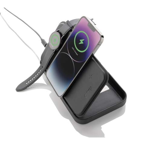 Étui de voyage à coque rigide avec chargeur sans fil 3-en-1 intégré, fabriqué en PU recyclé RCS Contenu recyclé total :5 % sur la base du poids total de l'article.La certification RCS garantit une chaîne d'approvisionnement entièrement certifiée pour les matériaux recyclés. L'étui est équipé d'un chargeur sans fil magnétique de 15 W et d'un chargeur sans fil supplémentaire de 5 W adapté aux boîtiers d'écouteurs ou à d'autres petits appareils rechargeables sans fil, ainsi que d'un chargeur sans fil de 2,5 W pour les smartwatches (montres Apple uniquement). Parfait pour transporter tous vos objets de valeur et recharger tous vos appareils. À l'intérieur se trouve également un petit portefeuille magnétique qui peut être retiré. Câble TPE de 120 cm inclus. Emballé dans un emballage FSC® mix. Article et accessoires 100% sans PVC. Entrée minimale : 9V/3A pour une utilisation optimale. Sortie : Téléphone : 9V/1.1A ; 9V/1.67 A/(15W), Ecouteurs : 5V/1A (5W), Montre : 5V/0.5A.<br /><br />WirelessCharging: true<br />PVC free: true