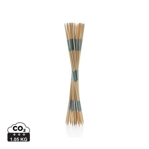 Das bekannte Mikado-Spiel verspricht stundenlangen Spaß mit der ganzen Familie oder Freunden! Lassen Sie einfach die Stöcke zu einem Haufen zusammenfallen, und schon kann es los gehen. Versuchen Sie einen Stock nach dem Anderen vom Stapel zu entfernen, ohne andere dabei zu bewegen. Gelingt dies, erhält man den der Farbe zugewiesenen Punkt. Das Set enthält 41 Bambusstäbe in 4 verschiedenen Farben. Inklusive Baumwollbeutel und Regelheft.