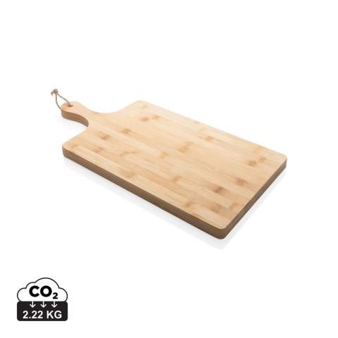 Deze Ukiyo bamboe serveerplank is ideaal voor het serveren van kaas, vlees en hapjes. Hij kan ook gebruikt worden als snijplank, waardoor hij een veelzijdig item is in je keuken! Verpakt in luxe kraft geschenkverpakking. De plank is onbehandeld en kan desgewenst met olie worden behandeld. Plaats het nooit in de vaatwasser, alleen handwas.