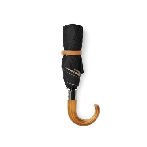 Parapluie 21 pouces en rPET 190T à double couche offre une protection suffisante contre la pluie, tandis que la belle doublure intérieure ajoute une touche d'élégance. Les baleines et le manche sont en fibre de verre, assurant la durabilité. La poignée du parapluie est en bois composite. Le parapluie dispose également d'une ouverture automatique pour plus de commodité et d'une option de fermeture manuelle. La pochette de rangement en tissu assorti. Dispose de la technologie de traceur AWARE™, validant l'utilisation authentique de matériaux recyclés, soulignant notre engagement envers un approvisionnement responsable. Emballage en kraft certifiés FSC®.<br /><br />UmbrellaMechanism: Ouvrir/Fermer automatiquement