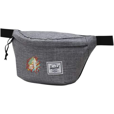 Der Herschel Classic™ Hüfttasche ist aus EcoSystem™ 600D Stoff gefertigt, das zu 100% aus recycelten Wasserflaschen besteht. Sie ist mit einem Reißverschluss versehen und die glatten, verstellbaren Gurtbänder sorgen für eine komfortable Reise mit freien Händen.