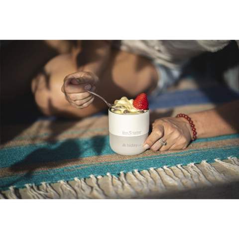 Gobelet thermos solide à double paroi. De la collection Rise produite par la marque Klean Kanteen. Équipé d'une isolation sous vide Climate Lock™. Ce gobelet de haute qualité et de taille pratique est fabriqué à partir d'acier inoxydable 18/8 recyclé post-consommation certifié à 90%. Finition avec un revêtement en poudre Klean Coat® résistant aux chocs. Son système de fermeture empêche les déversements et le rebord étroit offre une expérience de consommation confortable lorsque vous sirotez du café, du thé, des cocktails ou d'autres boissons chaudes ou froides. Ce gobelet garde les boissons chaudes jusqu'à 2 heures et froides jusqu'à 8 heures. Facile à nettoyer. Ce produit passe au lave-vaisselle. Le lavage à la main est recommandé pour préserver l’impression. Goût et odeur neutres. Sans BPA, BPDS, phtalates, PVC et métaux lourds. Ce gobelet a un superbe design. Capacité 296 ml. Klean Kanteen est Certifié climatiquement neutre, membre de 1% For the Planet et soutient ainsi des organisations environnementales.