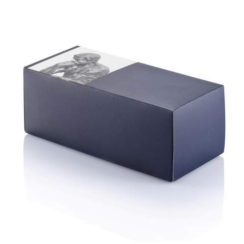 Boîte en bois de pin blanc comprenant 3 casse-tête, fond de la boîte en feutre bleu, couvercle glissant pour ouverture. Emballé dans une boîte noire.