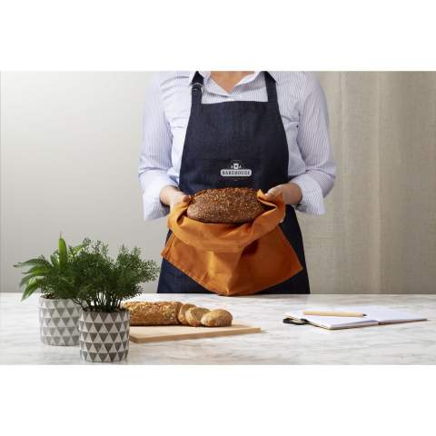 WoW! Apron made of 100% recycled, blended denim (220 g/m²). With a patch pocket. The neckband can be adjusted with a metal clasp. One size fits all. GRS-certified. Total recycled material: 100%. If you choose this product, you choose recycled cotton. As a result, the colour may vary per product.