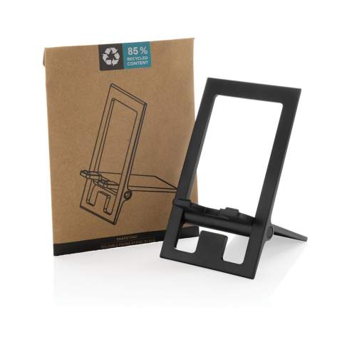 Support téléphone plat et pliable en ABS recyclé RCS. Le support est livré à plat et plié. Compatible avec toutes tailles de téléphones. Le support est suffisamment solide pour ajuster l'angle de vision. Avec rembourrage en silicone pour garder votre téléphone dans une position optimale. Contenu recyclé total : 85 % sur la base du poids total de l'article. La certification RCS garantit une chaîne d'approvisionnement entièrement certifiée des matériaux recyclés. Sans PVC. Emballé dans un emballage FSC®.