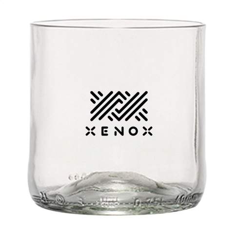 Ein Design Trinkglas hergestellt aus einer recycelten Weinflasche. Ein einzigartiges Glas der Marke Rebottled®, in dem man die Original-Weinflasche sofort erkennt. Das Glas liegt gut in der Hand und hat eine glatte Oberfläche. Von hoher Qualität und geeignet für Wasser, Softdrinks oder Wein. Spülmaschinengeeignet bis 60°C. Um den Aufdruck zu erhalten, wird Waschen von Hand empfohlen. Pro Stück in einer originellen Geschenkbox aus recyceltem FSC®-zertifiziertem Karton geliefert. Niederländisches Design. Made in Holland. Fassungsvermögen ca. 250 ml. Aufdruck nur in schwarz oder weiß möglich.     Rebottled® ist eine Marke, die leere Weinflaschen zu 100% kreisförmige Designobjekte upcycelt.
