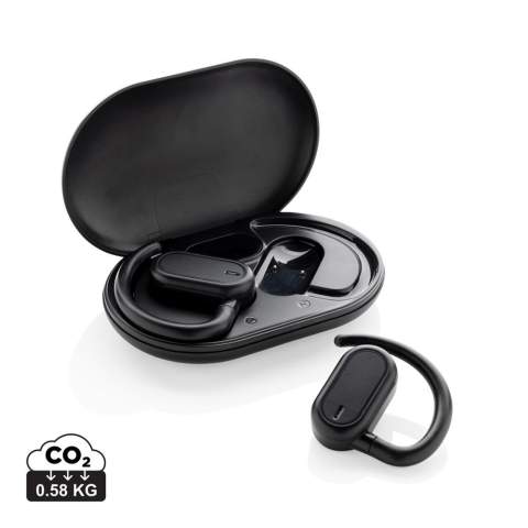 Ecouteurs sans fil au design unique, fabriquées en ABS recyclé certifié RCS (Recycled Claim Standard). Les écouteurs ne pénètrent pas dans l'oreille mais sont portés sur l'oreille, ce qui vous permet d'entendre votre environnement tout en écoutant de la musique. Contenu recyclé total : 58 % sur la base du poids total de l'article. La certification RCS garantit une chaîne d'approvisionnement entièrement certifiée pour les matériaux recyclés. Les écouteurs parfaitement adaptés sont dotés d'une batterie de 30 mAh et peuvent être rechargés dans l'étui de charge de 200 mAh en 1,5 heure. La durée d'écoute à volume moyen est d'environ 5 heures. Avec BT 5.3 pour une connexion optimale. Distance de fonctionnement jusqu'à 10 mètres. Avec micro et écouteur. Câble de chargement en TPE recyclé certifié RCS inclus. Emballé dans un emballage kraft FSC® mix. Article et accessoires 100% sans PVC.<br /><br />PVC free: true